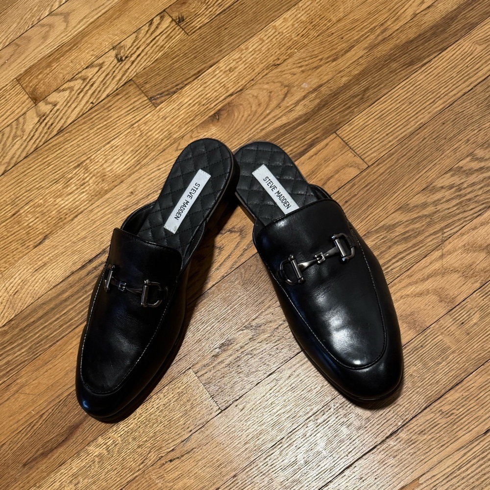 Men’s Elegant slip on casual shoes.
Nice metal bit on top.
Quilted lining